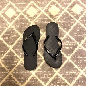 Black flip-flops brand Roxy size 6